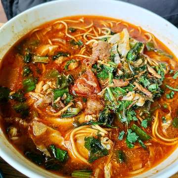 Tong tji mie godok and ayam serundeng. Mantul. #tongtji #mie #miegodok #ayamgoreng #ayamserundeng #kulinerindonesia #kulinerbandung #kulinernusantara #indonesia #bandung #ciwalk #cihampelas #food #foodporn #instafood #friedchicken #noodle #chickennoodle #culinary #spicy #spicyfood #huaweimate20pro #mate20 #mate20pro
