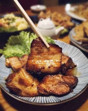 Can't get enough with this shiny and delicious Chasu Aburi.❤️🐖
.
.
.
.
🐷 Chasu Aburi
💵 50.000
🌟 ★★★★★
🏠 Don Don Donburi
.
.
.
.
.
.
#latepost #sushi #porkbelly #chasiu #pork #donburi #f52grams #dondon #teriyaki #curry #tempura #samcan #throwback #japanesefood #happysunday #jakarta #foodies #mieayam #kuliner #anakjajan #jakartafood #kulinerjakarta #jktculinary #eatandtreats #jktfoodbang #jktfoodhunting #jktfoodies #bakso #jktkuliner #vsco
