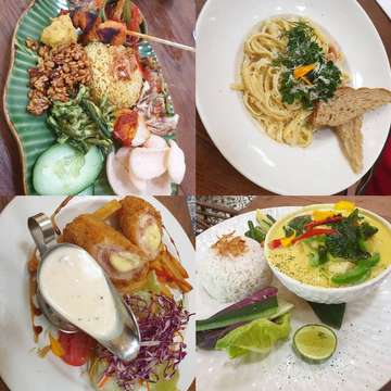 Bali must eat 😊
Yummy food and cozy place 
#nasicampurbali 
#seafoodcurry 
#creamysalmontagliatelle 
#chickencordonbleu 
#authenticbali 
#baliculinary 
#balifoodies 
#foodie 
#foodism 
#foodgasm 
#foodporn 
#instafood 
#instagram