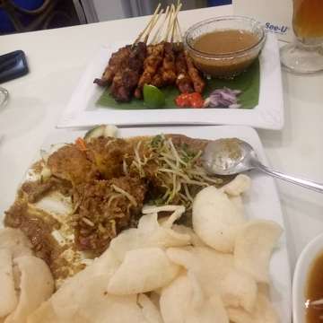 Dinner together of indonesian food @riagaleria 
#dineout #dinetogether #budisetiawanwu #riagaleria #jalanbangka #ayomakan #surabayaculinary #eastsurabaya #letseat #indonesianfood #cahtauge #bonappetit #chickensatay #tahutelor #itadakimasu #kulinersurabaya #masakanindonesia #sateayam #吃 #makanmalam #satay #indonesianresto #dinner #indonesiancuisine