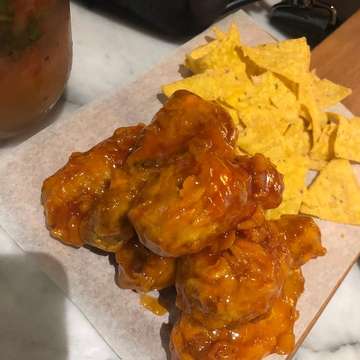 heaven in hell wingS with chips