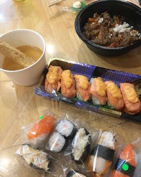 Maapkan hasil foto yg tdk siap ini😂 asal jepret jadi.. menu2 yg wajib dicoba di Shigeru: baso ikan(gtau lupa apa namanya, yg berkuah), salmon , nasi n beef, dan sushi2 kecil lainnya❤️🤗
.
.
.
.
#jktfoodies #jktfoodhunting #jktfood #jktfoodlover #jktfoodporn #kulinerenak #kulinerjakarta #makanenak #shigerusushi #sushi #sushi🍣