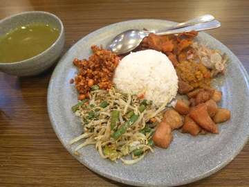 #nasicampurbali #komade #pork #eatingtravellinghappyjakarta #eatingtravellinghappy