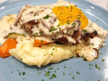 Grilled orange boneless chicken thigh with mushroom sauce, mixed vegetables and truffle mashed potato 😘😘😘...
.
.
#foodie #foodporn #foodlover #foodhunter #yummy #chef #kuliner #culinary #nosh #eatguide  #foodgasm #mouthgasm #mashedpotatoes #foodtravel #tasty #delicious