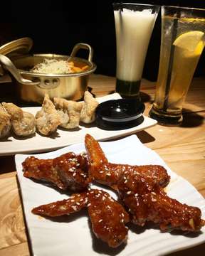 KOREAN SPICY WINGS vs GUN-MANDU 🥟

#food #foodies #jktfoodbang #jktfood #jktfoodie #explorebandung #ramyeon #chickenkorean #chingucafebandung #koreancafebandung #bandung #chingu #cheese #like #likes #kulinerbandung #bandung #greentea #drinks #chingucafe #wings #yummy #makan #makanyuk #kuliner #kulinerjkt #jakartakuliner #makanankekinian #tempathits #follow #makan #makanyuk #eat