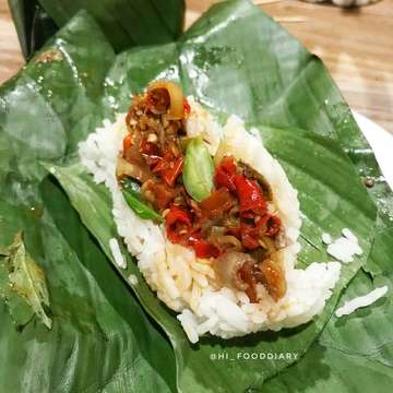 My first time trying Nasi Kucing at @gerobakbetawi Greenville. When we ordered, unexpectedly the portion is too small (only just 4 full spoons i think)😂
.
.
📷 In frame: Nasi Kucing (ikan peda + ikan teri)
📍 Location: Gerobak Betawi, Greenville, Jakarta Barat
✨ Ambience: 7/10 (dine in preffered)
🤵 Service: 7/10
💸 Worth: Inframe aprox IDR 8.000/portion
❤ Overall: 7/10 (too salty, but legit)
.
.
.
.
.

#jktfoodbang #foodfie #foodgasm #foodporn #foodphotography #instafood #kulinerindonesia #jakartaculinary #foodlicious #makananjakarta #instagram #instadaily #delicious #foodie #anakjajan #hi_fooddiary #likeforlike #likeforlikes #likeforfollow #soloculinary #culinary #indonesianfood #kulinerjakarta #kulinerbsd #kulinerserpong #kulinergreenville #gerobakbetawi #nasikucing