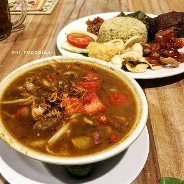 My first time trying at @gerobakbetawi Greenville. Another food we ordered, tongseng kambing and nasi jeruk. Have you tried them? 😍
.
.
📷 In frame: Nasi Jeruk Paket + Tongseng Kambing
📍 Location: Gerobak Betawi, Greenville, Jakarta Barat
✨ Ambience: 7/10 (dine in preffered)
🤵 Service: 7/10
💸 Worth: Inframe aprox IDR 50.000/portion
❤ Overall: 8/10 (soo tasty 😋)
.
.
.
.
.

#jktfoodbang #foodfie #foodgasm #foodporn #foodphotography #instafood #kulinerindonesia #jakartaculinary #foodlicious #makananjakarta #instagram #instadaily #delicious #foodie #anakjajan #hi_fooddiary #likeforlike #likeforlikes #likeforfollow #soloculinary #culinary #indonesianfood #kulinerjakarta #kulinerbsd #kulinerserpong #tongsengkambing #nasijeruk #gerobakbetawi