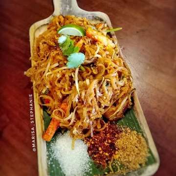 Pad Thai - One of the must try Thai delicacy @larbthaiid 
Shared by : @marisa_stephanie