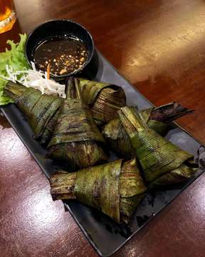 Larb Thai Cuisine
PIK, Jakarta
•
MarWi Meter (pictures are in order):
- Larb Pork Neck (4.5/5)
- Tom Yum Seafood (3/5)
- Pandan Chicken (3.5/5)
- Basil Crispy Pork (4.5/5)
- Pineapple Fried Rice (3.5/5)
•
(super) WORTH TRYING 👌🏻
#MarWiEats #MarWiEatsJAKARTA
#thaifood #thai #pork #seafood #soup #chicken #pineapple #friedrice #rice #yum #makan #makanan #makanenak #makanmakan #laperbaper #lapar #enak #nikmat #kuliner #kulinerjakarta #jktfoodies #food #foodie #foodies #foodblogger #foodpics #Jakarta #Indonesia