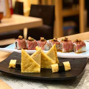 Cold Roasted Egg ❌ Roasted Wagyu, Hamburg & Foie Gras Roll 🍣🍣 •Taste: Cold Roasted Egg (8,5/10) & Roasted Wagyu Hamburg & Foie Gras Roll (8,9/10)
•Price: Rp.15,000 & Rp.120,000 
Buat yang hobi dan suka makan sushi boleh banget nih coba sushi di Itacho Sushi! Happy eating! ☺️☺️ #sushi #itachosushi #itachosushiindonesia #itachosushisg #itachosushiid #tamagoyaki #coldroastedegg #roastedwagyuhamburg  #tastyjapan #buzzfeedtasty #jajananbooboo #japanesefood #おいしい幸せ2018春 #おいしい #jktfoodbang #kulinertangerang #foodies #jktgo #tastyfood #buzzfeedfood #instafood #foodceleb #foodporn #foodphotography #foodceleb #buzzfeedtasty #buzzfeedfood #jajananbooboo #foodphotography #instafood #instadrink #foodstagram #kulinerjakarta #jktkuliner