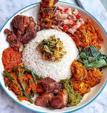 Huge plate full of steamed rice and many kinds of meats & vegetables. 
In frame: Nasi Nusantara
💰: IDR 225.000 + Tax
📍: Papajo Eatery, Lippo Mall Puri, West Jakarta
IG: @papajo.eatery 
#papajoeatery #nasicampur