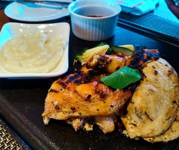 Grilled chicken with mashed potato courtesy of @doubletreejkt
.
.
#grilledchicken #doubletreebyhilton #doubletree #ayambakar #ayampanggang #lunch #eeeeeats #foodstagram #foodporn