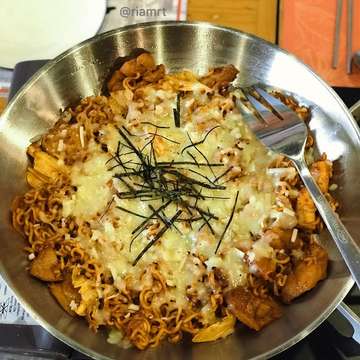 Korean food lovers, try out this Korean culinary with no pork nor lard at @jjangnoodle 😊😊😊⁣
⁣
You should try their cok galbi & bul galbi (my favorites), budae jigae galbi, Jjang myeon, dak gal bi, topokki...and lots more 😍😍😍 ⁣
⁣
⁣
⁣
#food ⁣
#foodie ⁣
#koreanfood ⁣
#jjangnoodle ⁣
#lifestyle ⁣
#life ⁣
#koreancuisine ⁣
#koreanculinary ⁣
#zomatoid ⁣
#pergikuliner ⁣
#temankulineran ⁣
#jktgo ⁣
#qraved ⁣
#dishjournal