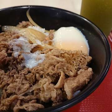 180929
・
Half-boiled egg gyudon 🥚🐮🍚 😋😋😋
・
#japanesefood #gyudon #meat #egg #hanjukutamago #donburi #ricebowl #gyuniku #instafood #jakarta #indonesia