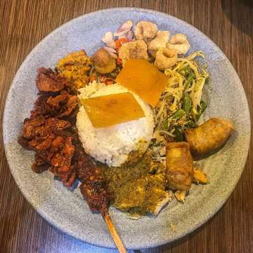 Paket Bigul Jumbo
.
💰: Rp 58.000 🍵
💥: 8.5/10.🤙🏻
.
#food #indonesia #foodgram #indonesiafood #foodblogger #foodreview #jakartafood #jfoodians #jakartafoodies #jakartakuliner #jajananjakarta #jktfoodbang #kulinerjakarta #bigulkomade #babiguling