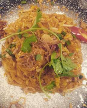 Signature Pad Thai from @santhai.id . Looks a few but tastes a lot ! Seger banget apalagi kalao ditambah calamansi yummy ! #thelonerfoodie gives 4 out of 5! #thaifood #foodofthailand #thailand #thaistreetfood #streetfood #yummy #delicious #tasty #enak #padthai #noodle #foodie #foodies #whattoeat #eeeeeeats