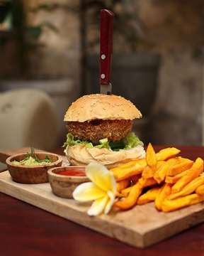 Portobello Mushroom Burger from one of the most beautiful cafes in Ubud. ♥️ Swipe left to see the interiors! @lazycatscafe #thetravellingtongue