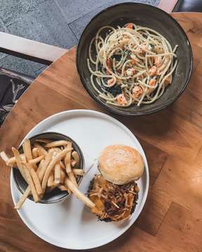 What to choose? Pasta or Burger? Why not both? You can redeem free 1 main course by @clubalacarte GO DOWNLOAD!!!!!
.
.
.
#upinsmokejakarta #pasta #burger #clubalacarte