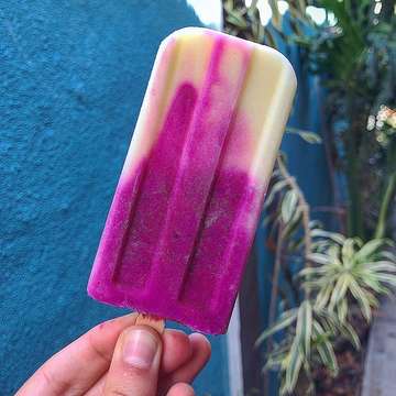 Dragonfruit and banana 🍌 popsicle 💜
Totally in love with @baliecodeli food and their popsicles!!! From fruity flavors to sweeter ones like chocolate... can’t wait to try all of them 👅
If you are around #nusalembongan don’t miss Bali Eco Deli 👈🏼
They also have the great initiative of being PLASTIC FREE! ♻️ in this paradise you can really see how plastic is negatively affecting the eco-system and habitat... now is really the time to start minimizing the consumption of plastic that it is killing this planet from inside to outside 🌏
#plasticfreeliving #popsicles